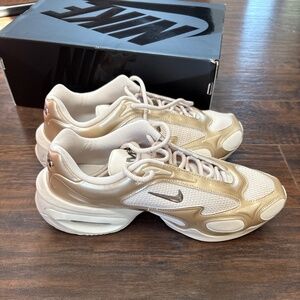 NWT Nike Air Max Muse